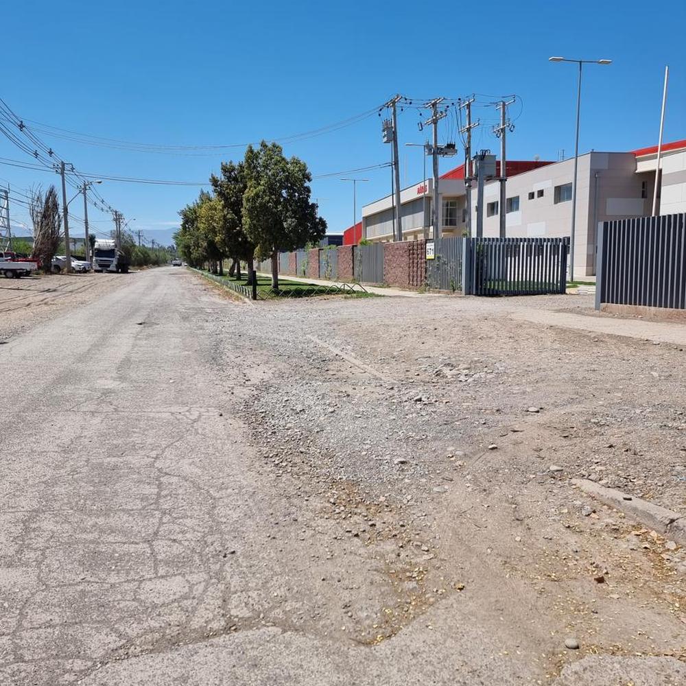 Antes: calzada deteriorada frente a planta industrial