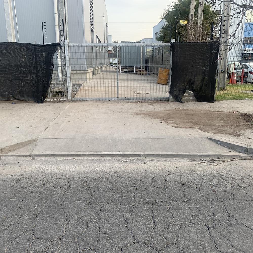 Después: acceso vehicular nuevo en hormigón con soleras rebajadas