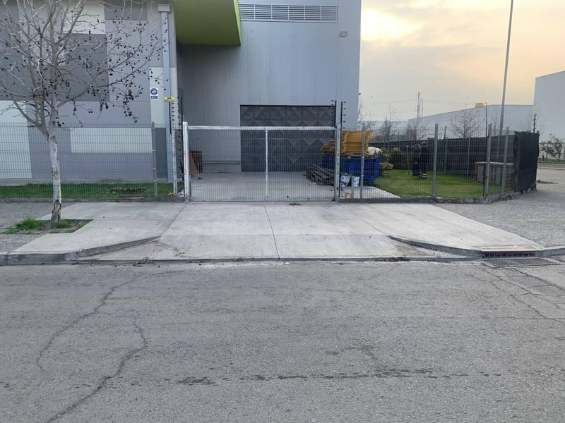 Acceso vehicular industrial terminado