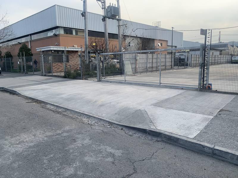 Acceso vehicular y vereda en hormigón